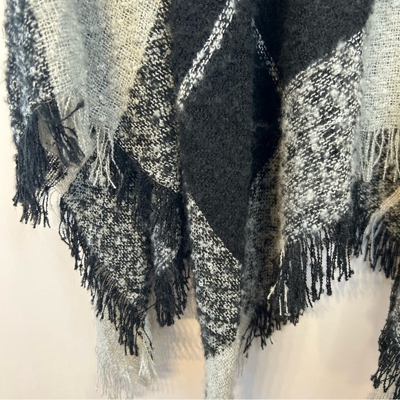 *NWT* Michael Stars from Evereve Black and White Even Better Poncho, One Size - Picture 6 of 11